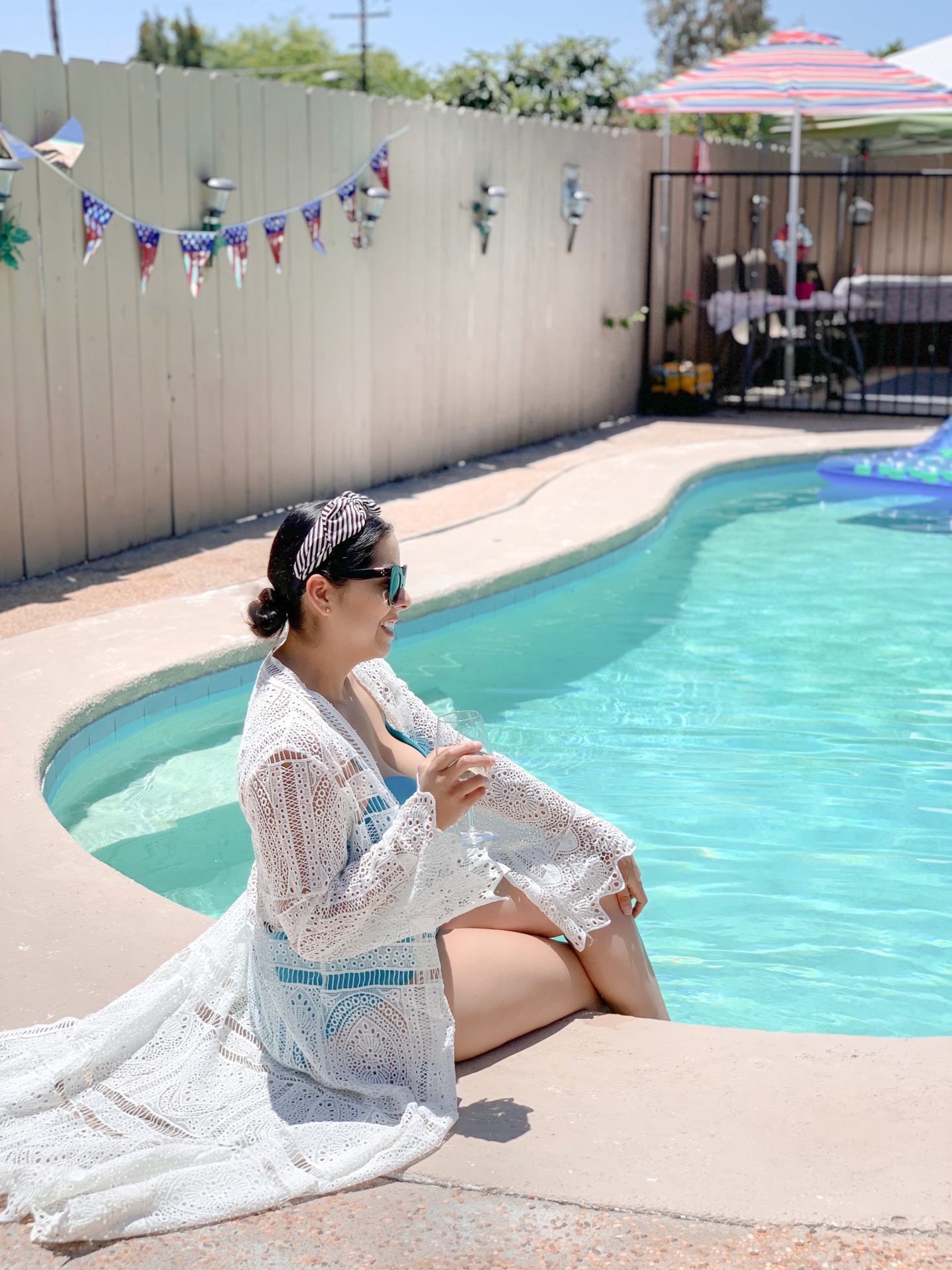 San Diego style blogger, poolside fashion, post baby poolside outfit
