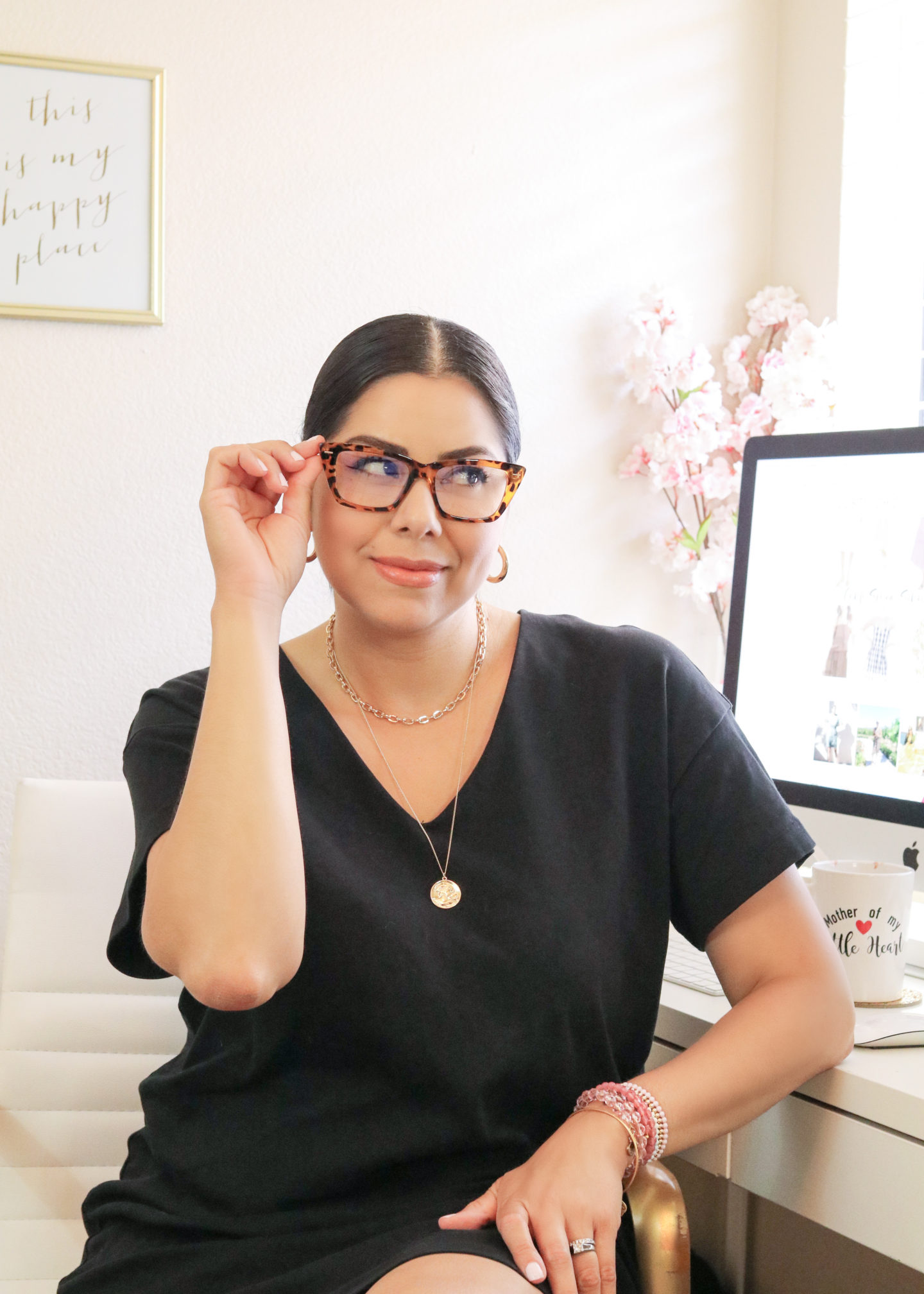 how to style tortoise shell frames, stylish blue light glasses from quay, style blogger shows fun blue light glasses