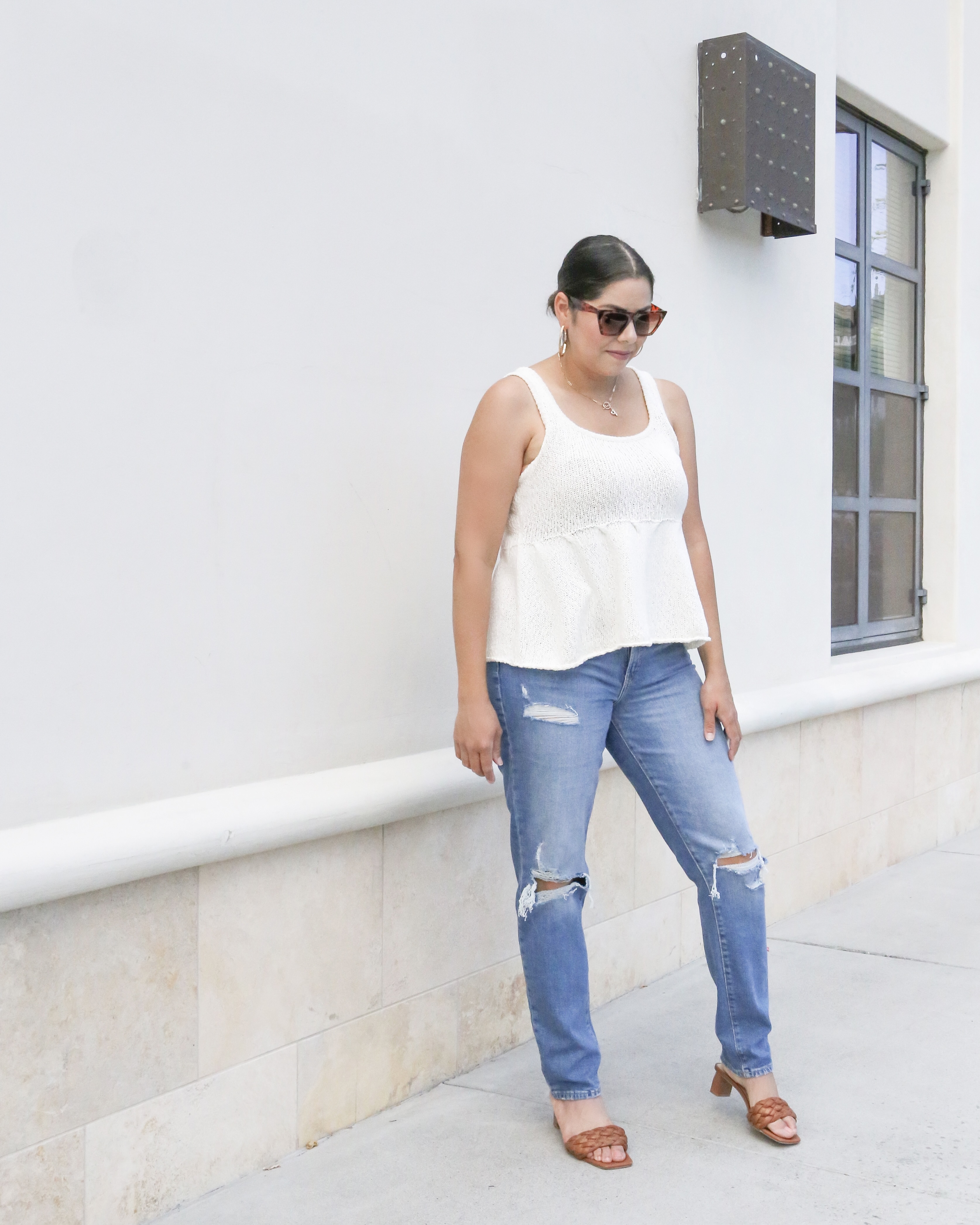 Effortless casual outfit with jeans, knit textured tank top