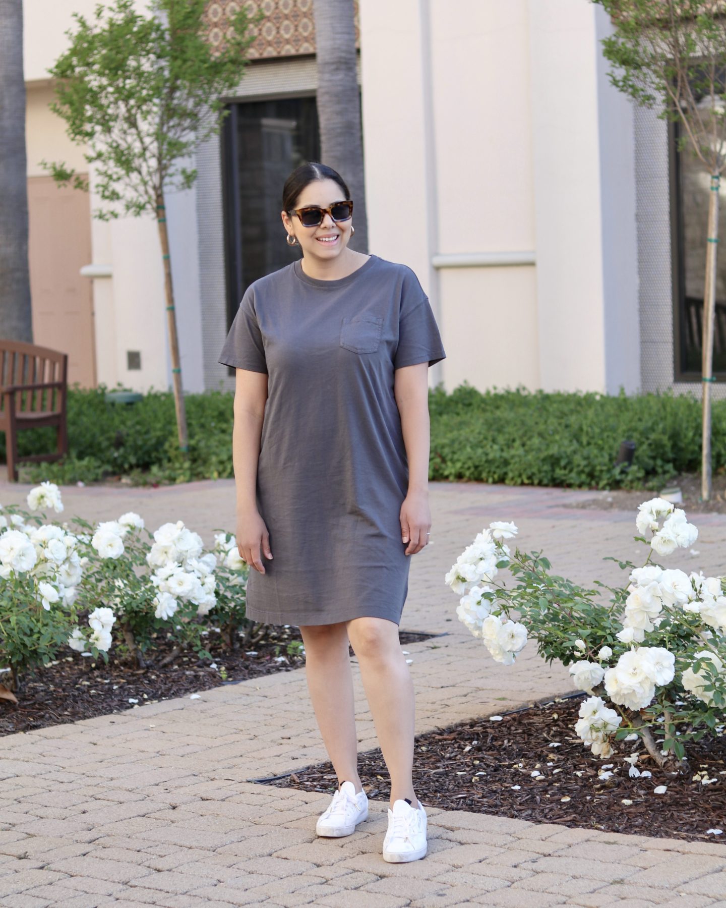 Latina fashion blogger, affordable casual outfit, white sneakers outfit idea
