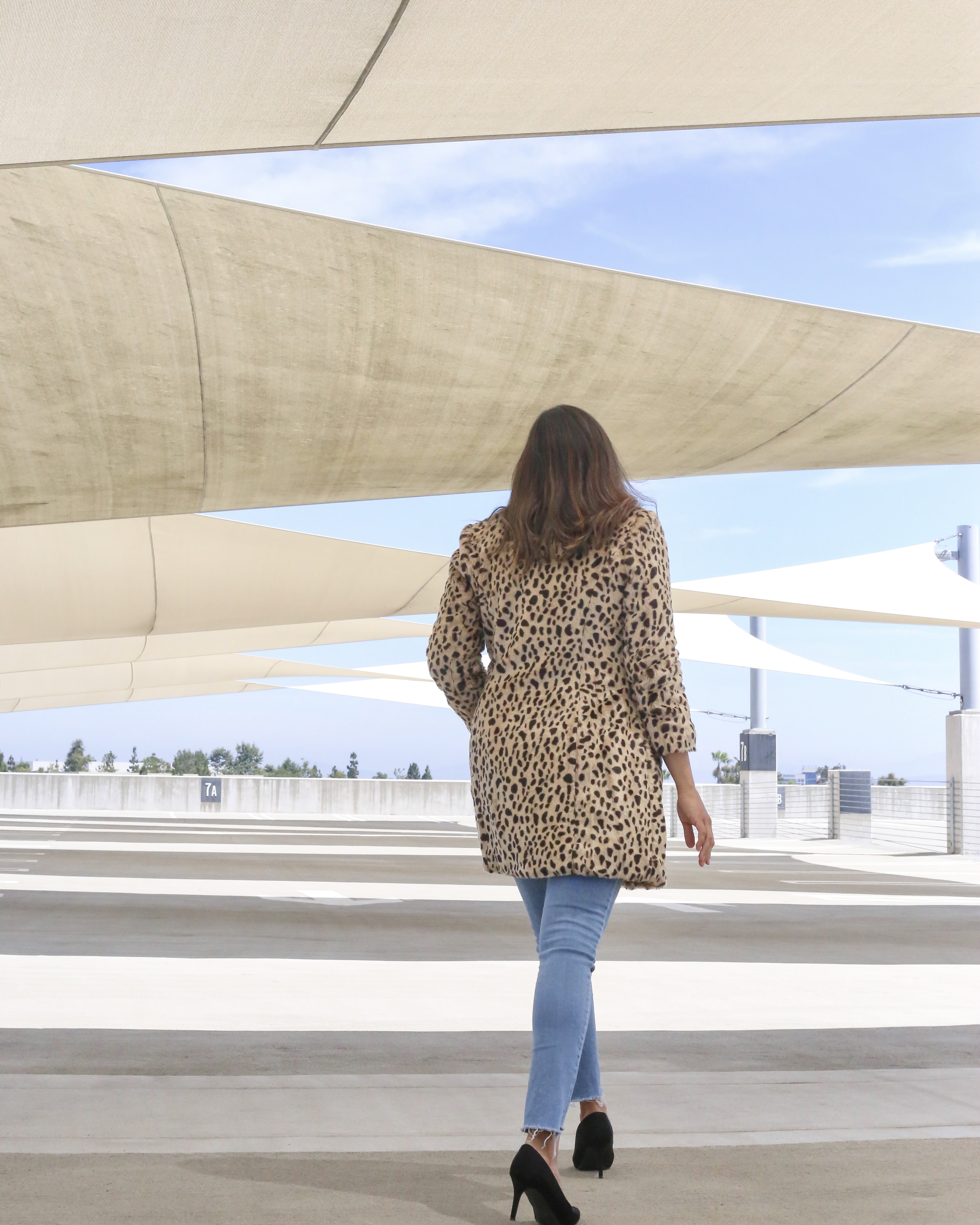 How to style a leopard coat, raw hem jeans, black pointed heels