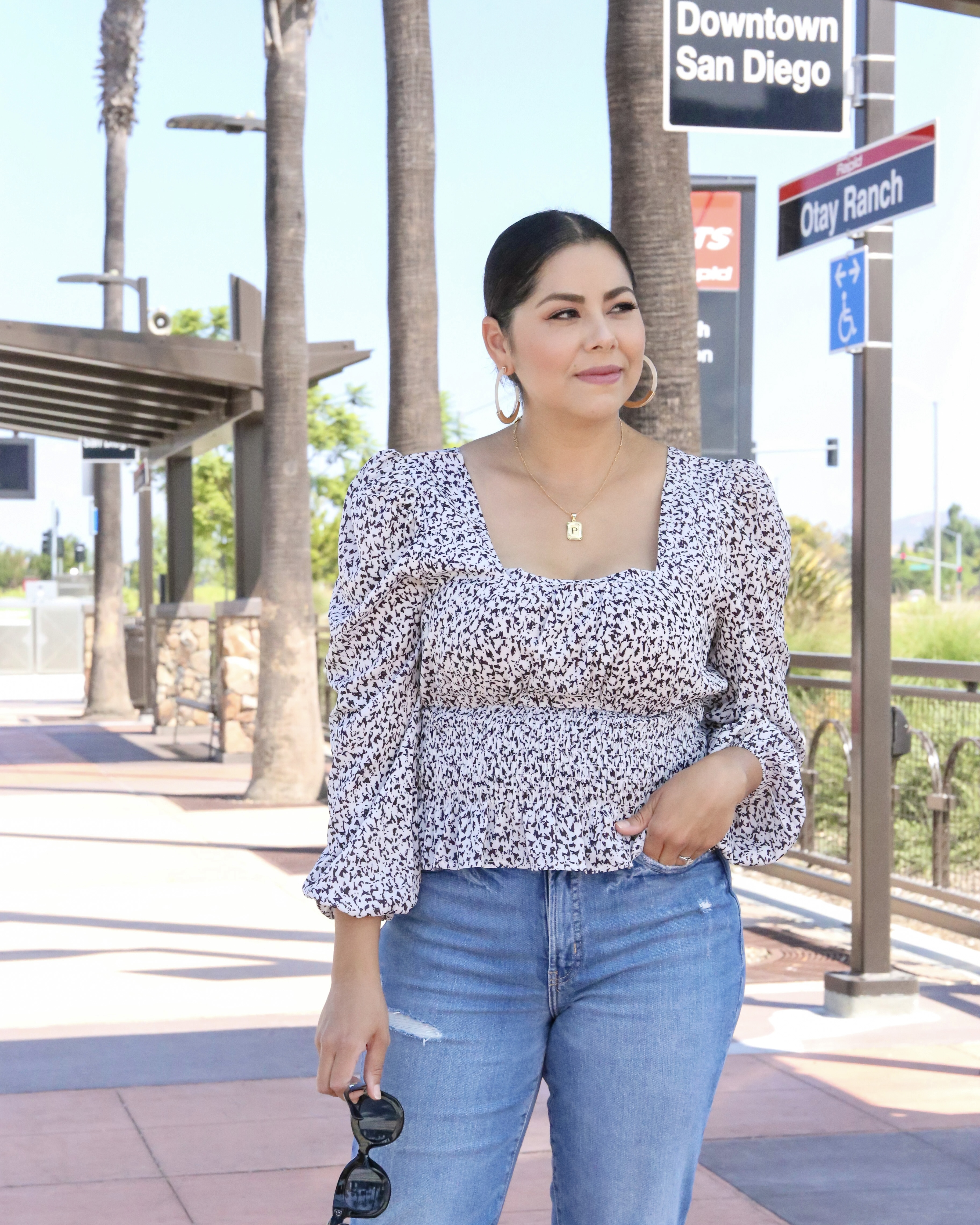 how to style a squareneck top, gold monogram necklace, latina fashion blogger