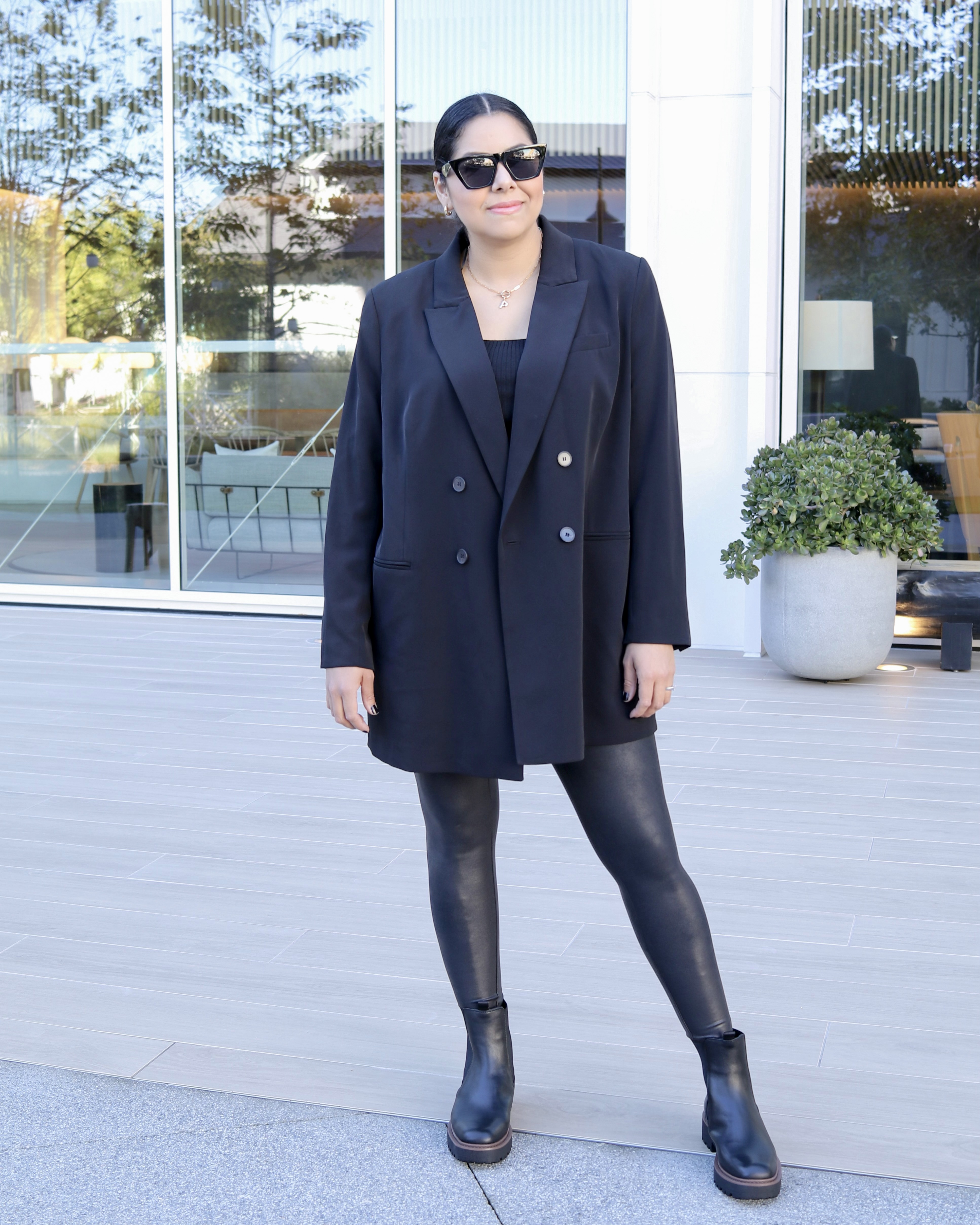 All black outfit with leather leggings, faux leather leggings outfit idea
