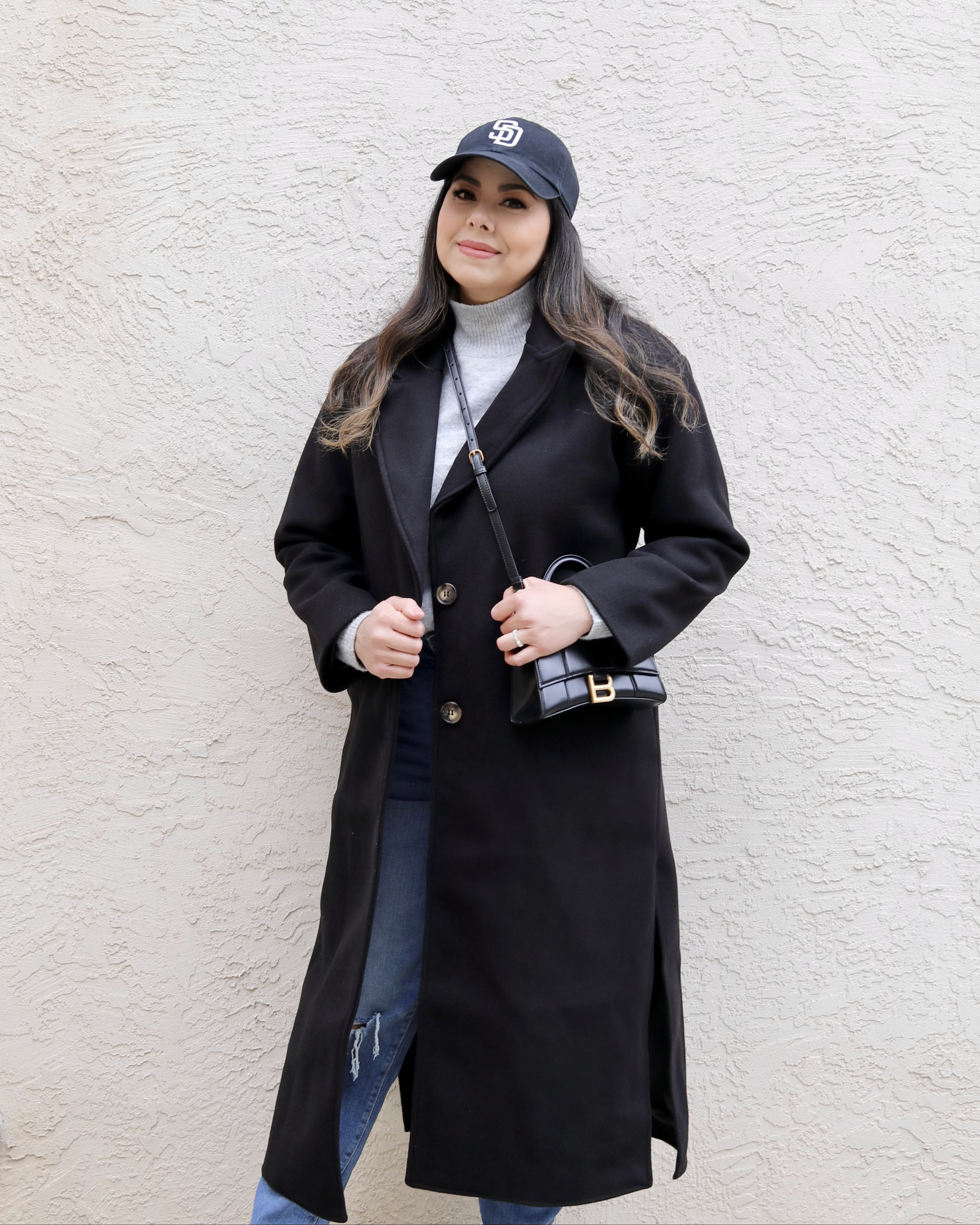 baseball cap and long coat outfit, stylish winter outfit with baseball cap, Latina fashion influencer