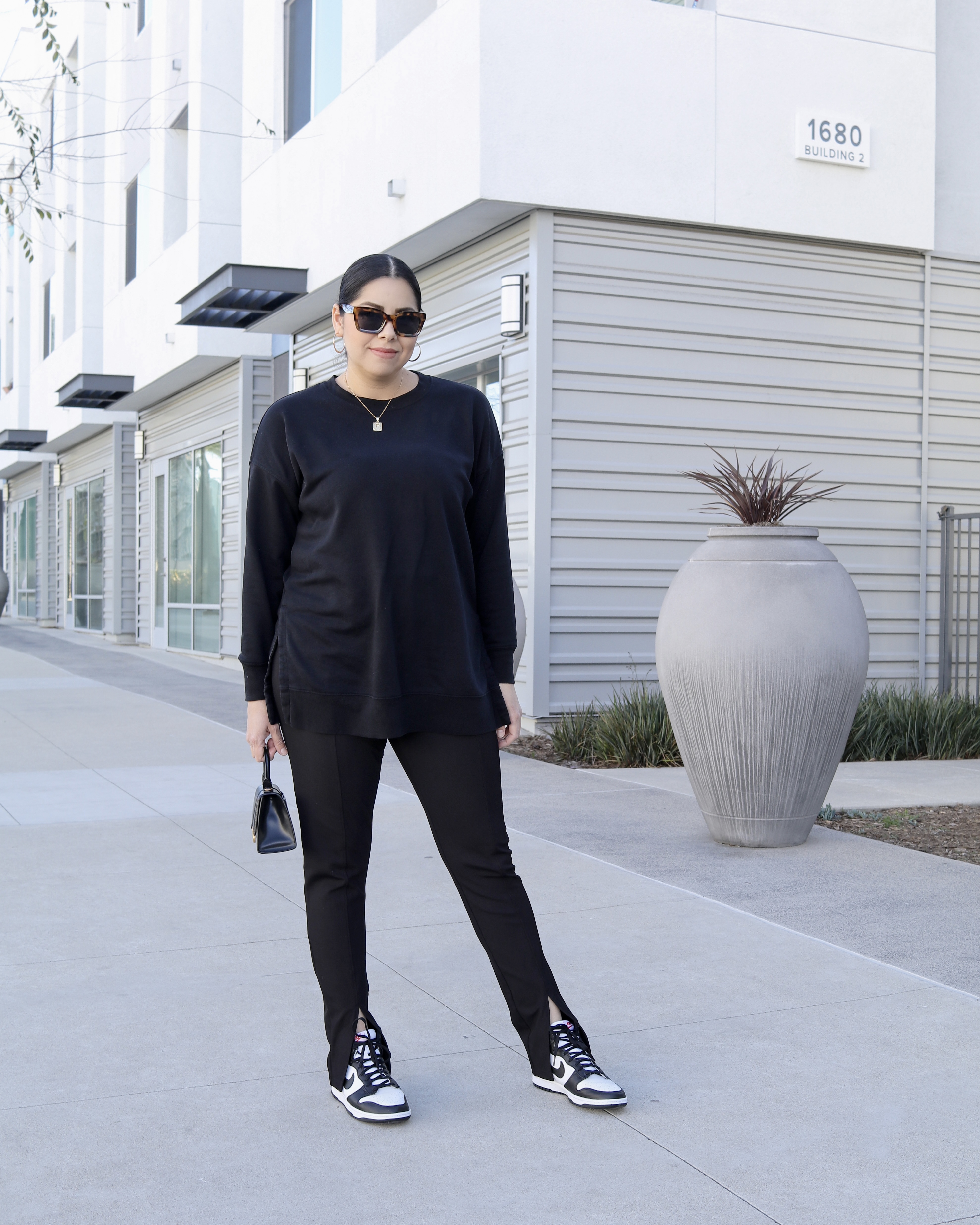 Casual outfit with black and white high top dunks - Lil bits of Chic