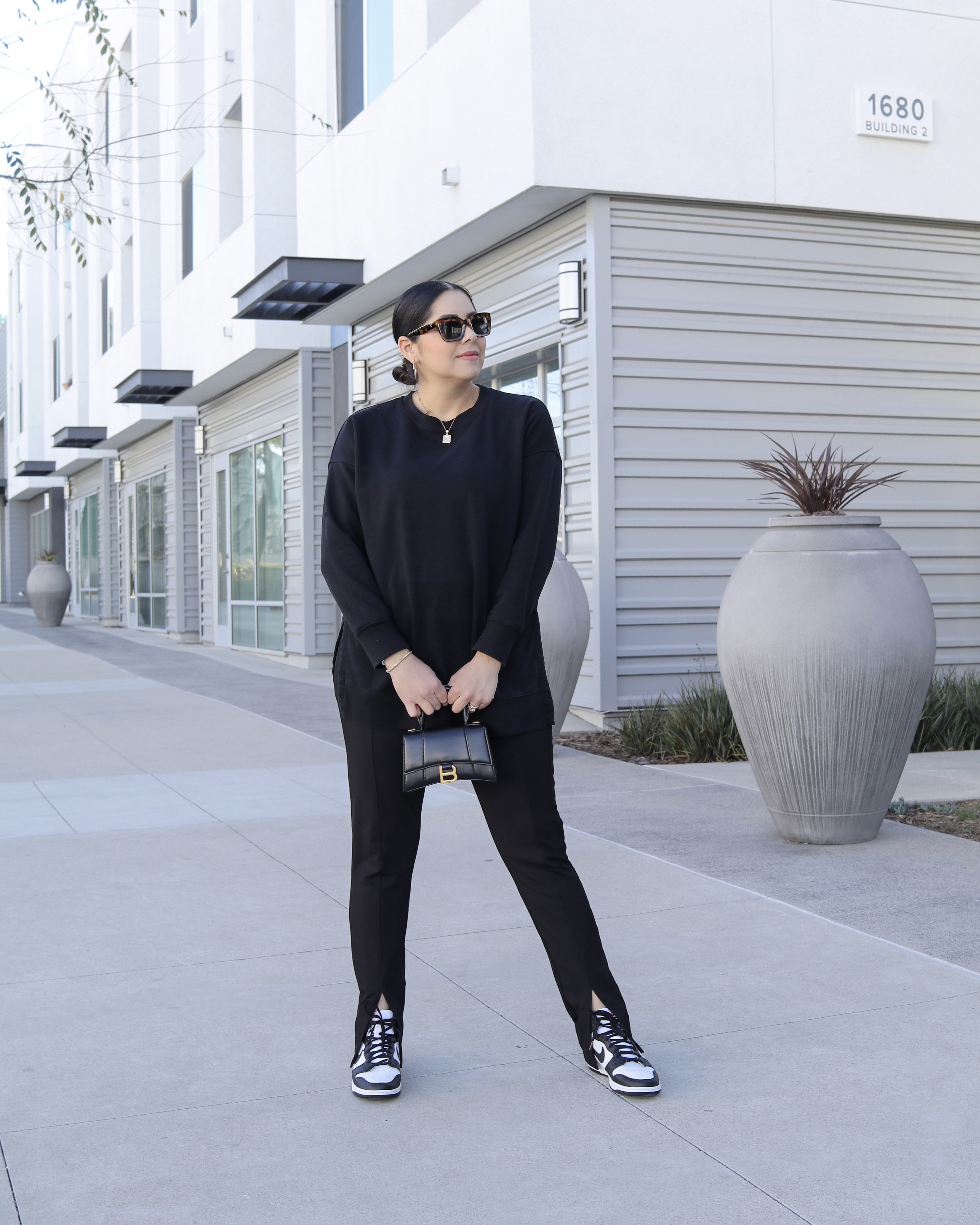 Spring 2022 trends, stylish all black outfit, slit leggings with black and white sneakers outfit