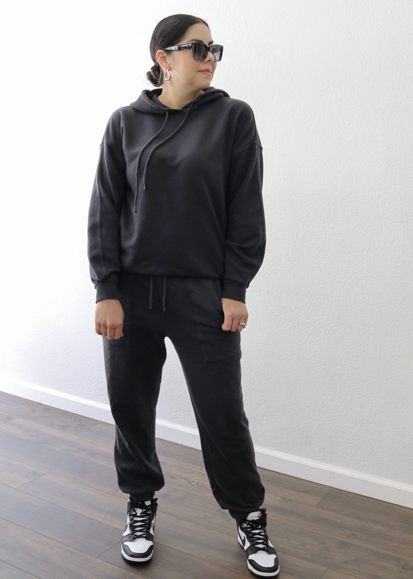 comfortable sweatsuit outfit for women, stylish black sweatsuit for women, how to style sweatshirt and sweatpants for women