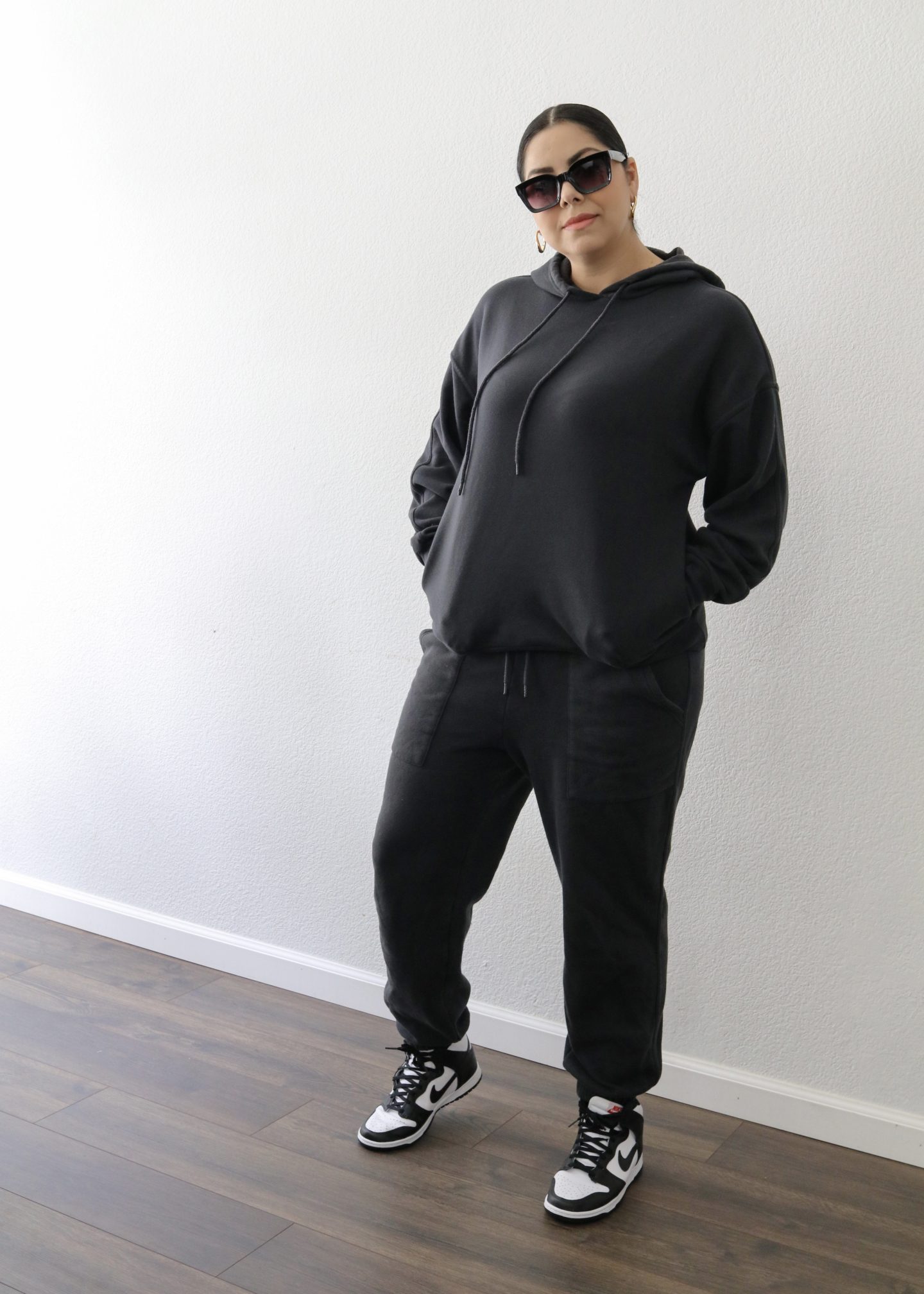 women dunks high outfit idea, latina style creator, casual mid size outfit idea, black oversized hoodie outfit for women