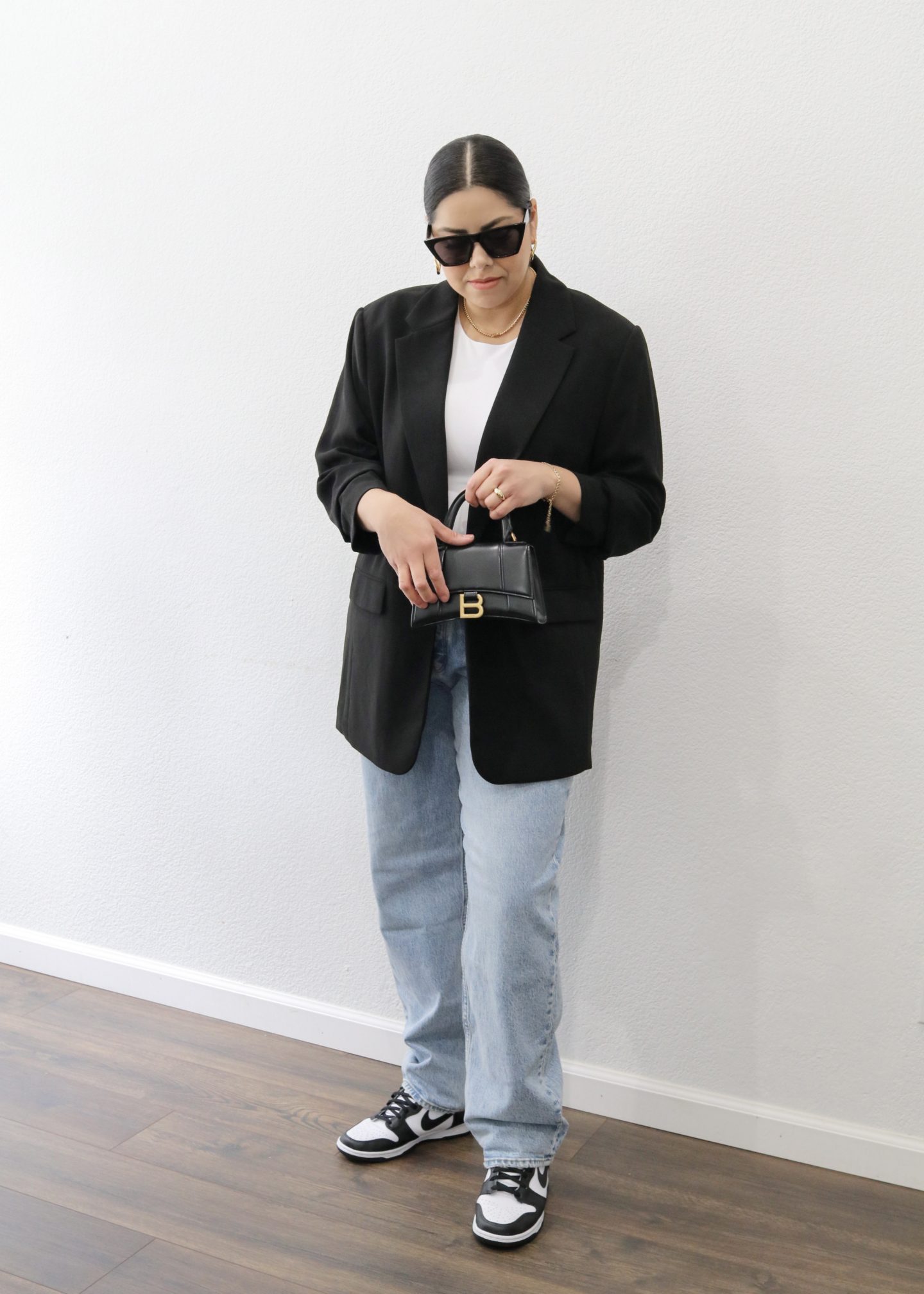 casual outfit with black blazer white body suit and dunks, black and white look with high rise dad jeans, cool women's outfit with black and white dunks