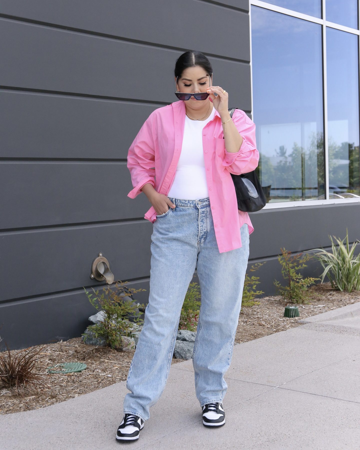 how to style Abercrombie dad jeans, casual outfit with dunks, pop of hot pink shirt