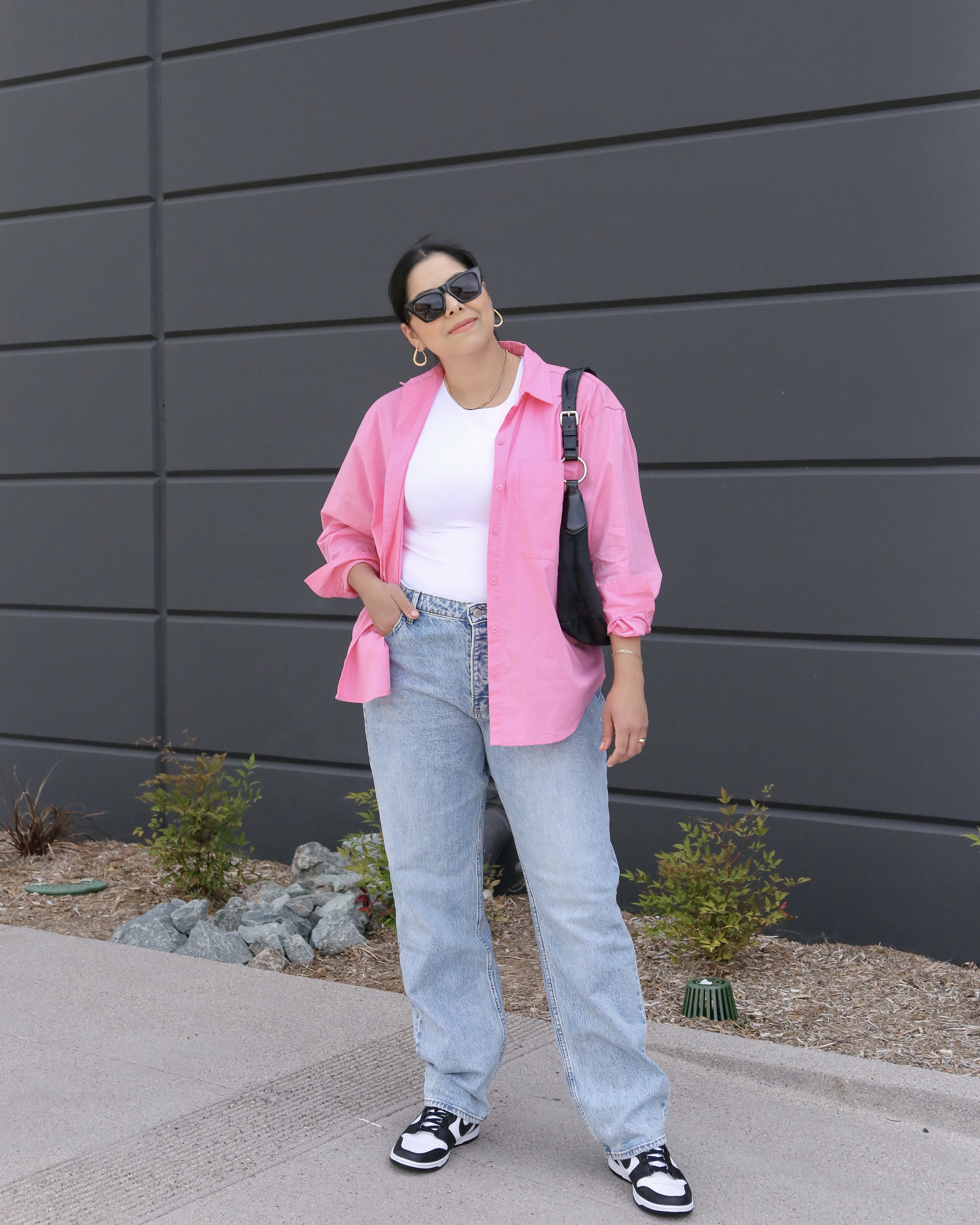 Casual Women's Outfit with baggy jeans, how to style baggy jeans, latina style blogger 2022