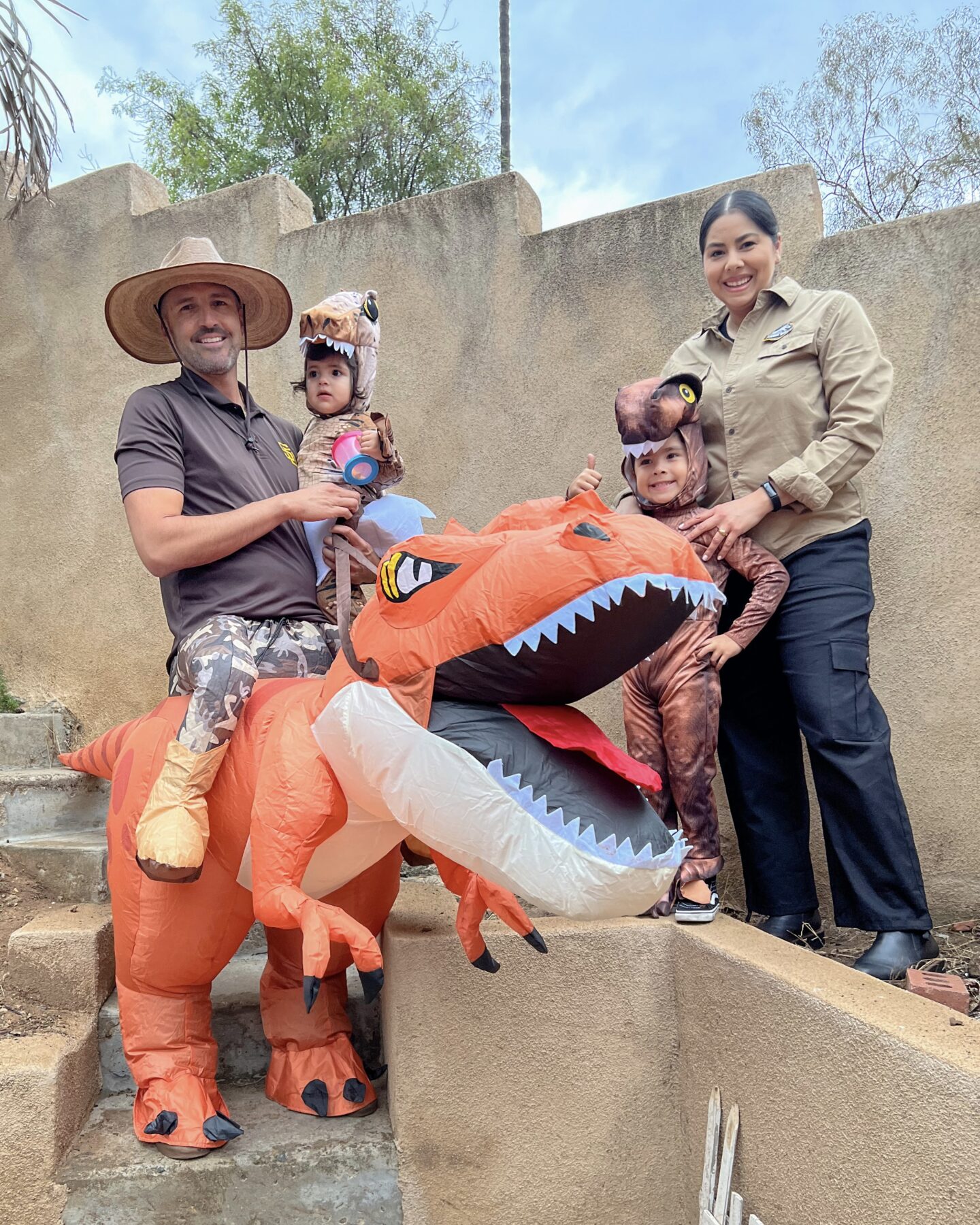 Jurassic World family costume, dinosaur costume for family, Jurassic Park costume idea for kids