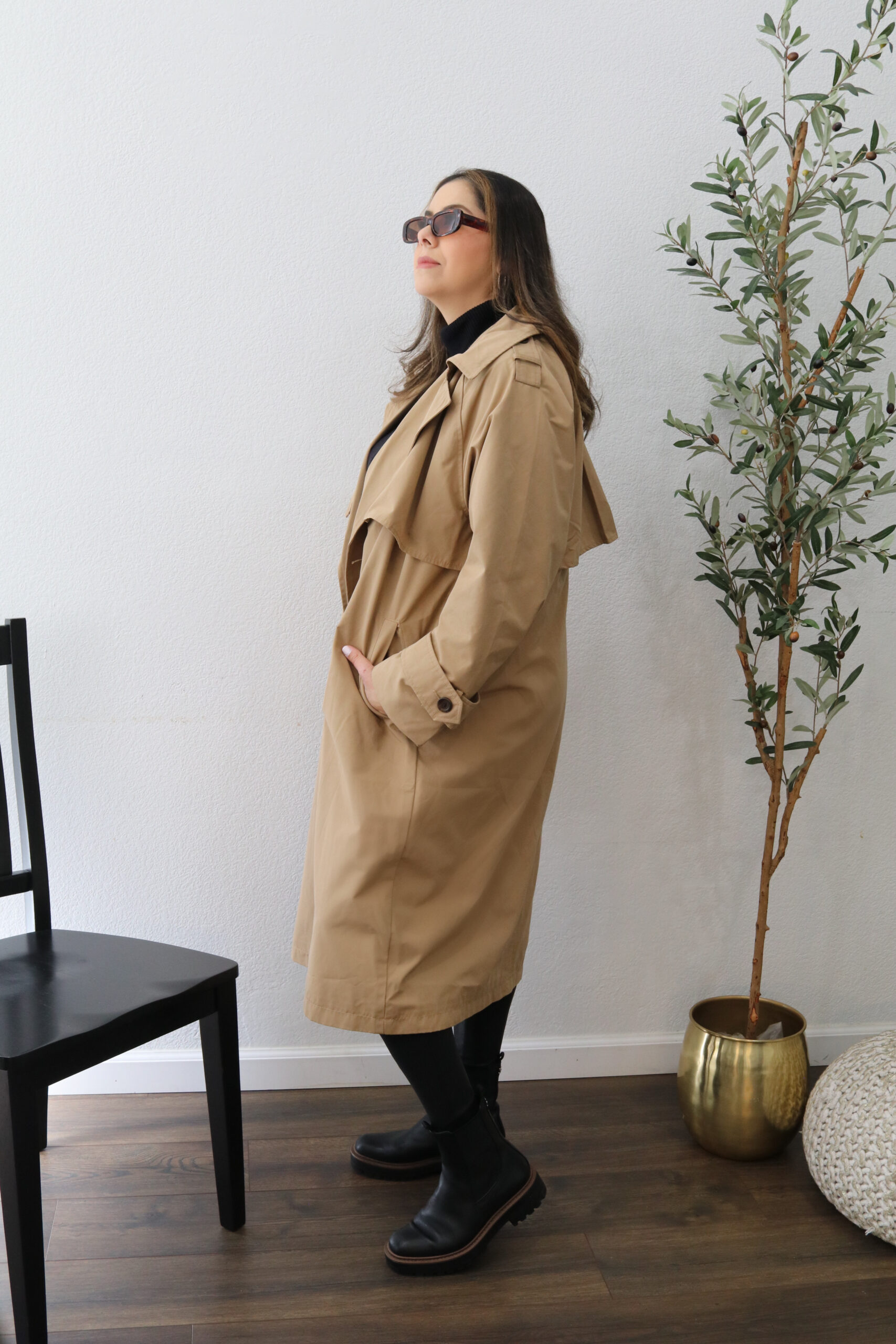 how to style a trench coat with chelsea boots, chic rainy day outfit, chic outfit for women over 35