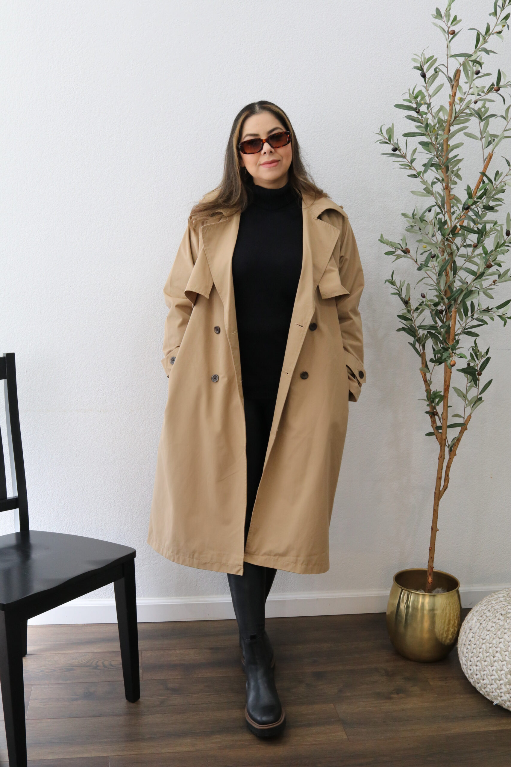 long trench coat with black leggings and boots outfit, chic chelsea boots outfit, chic trench coat outfit