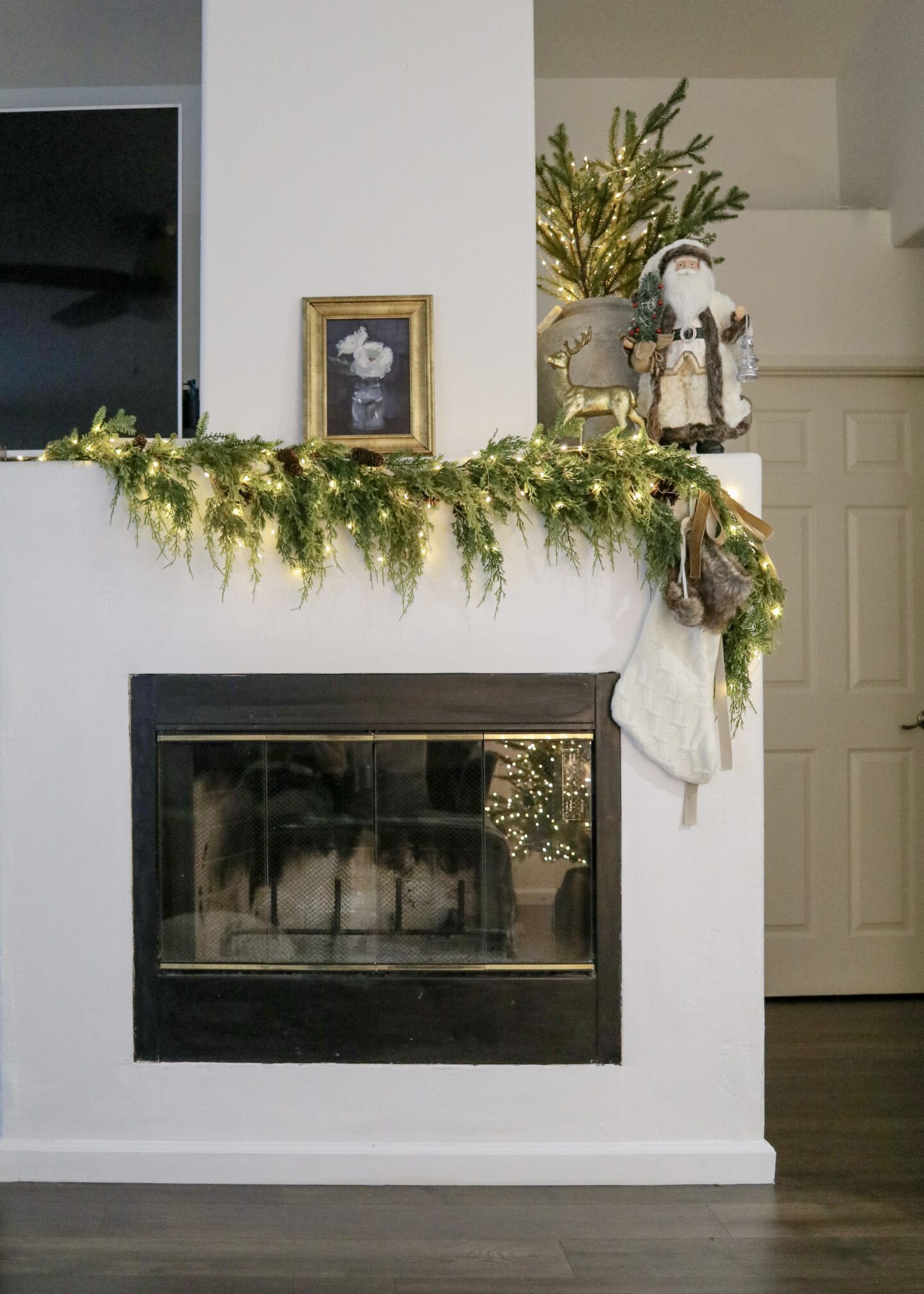 festive fireplace for the holidays, simple and elegant fireplace Christmas Decor