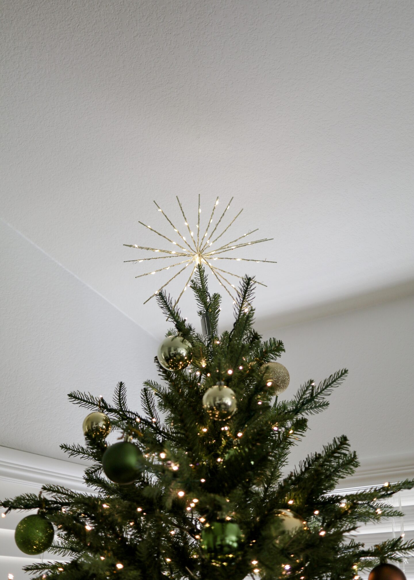 sparkle star tree topper that goes well with sparkly lit Christmas tree